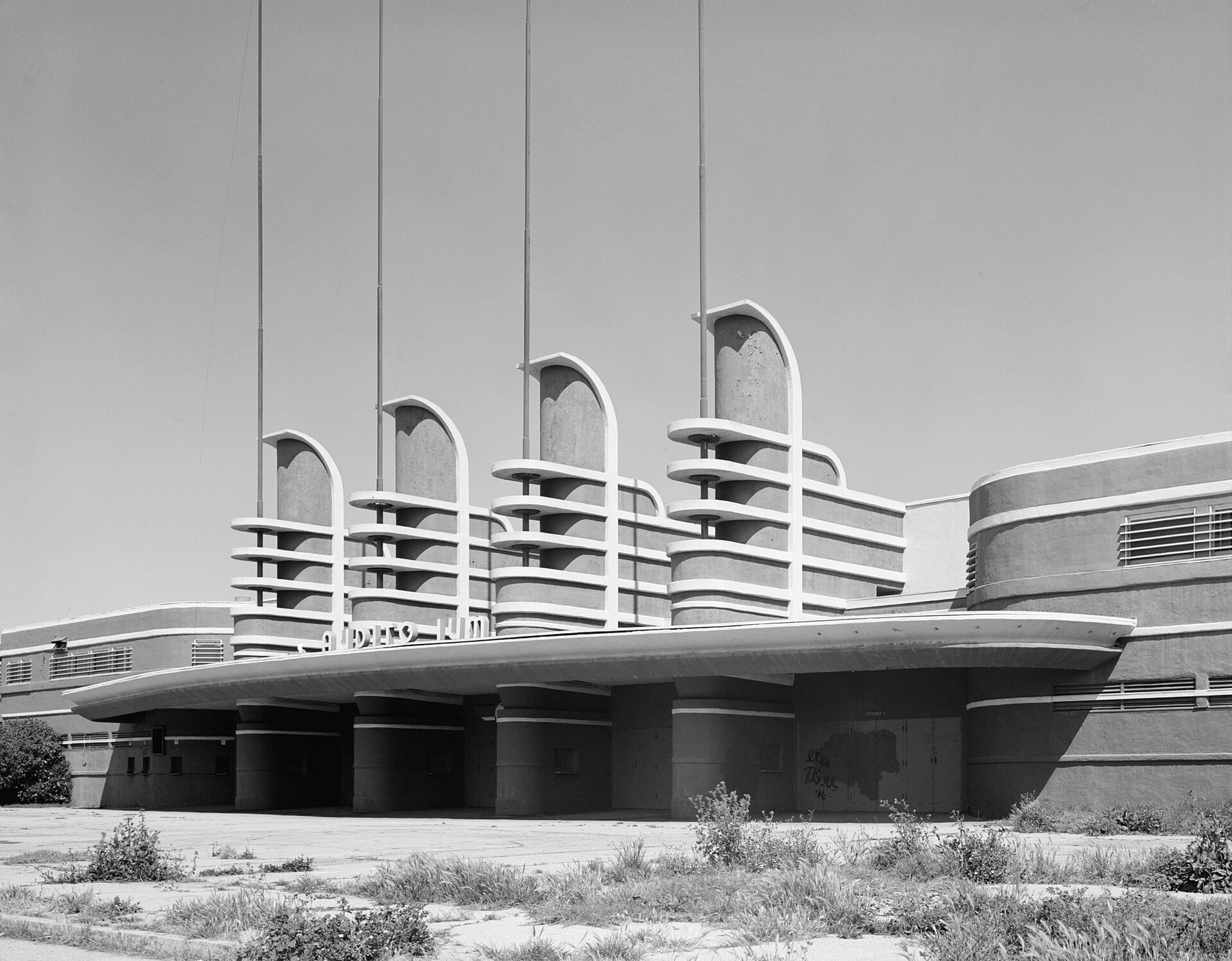 Entrance of the Pan-Pacific Auditorium in Los Angeles, a Streamline Moderne facade with rounded pylons.